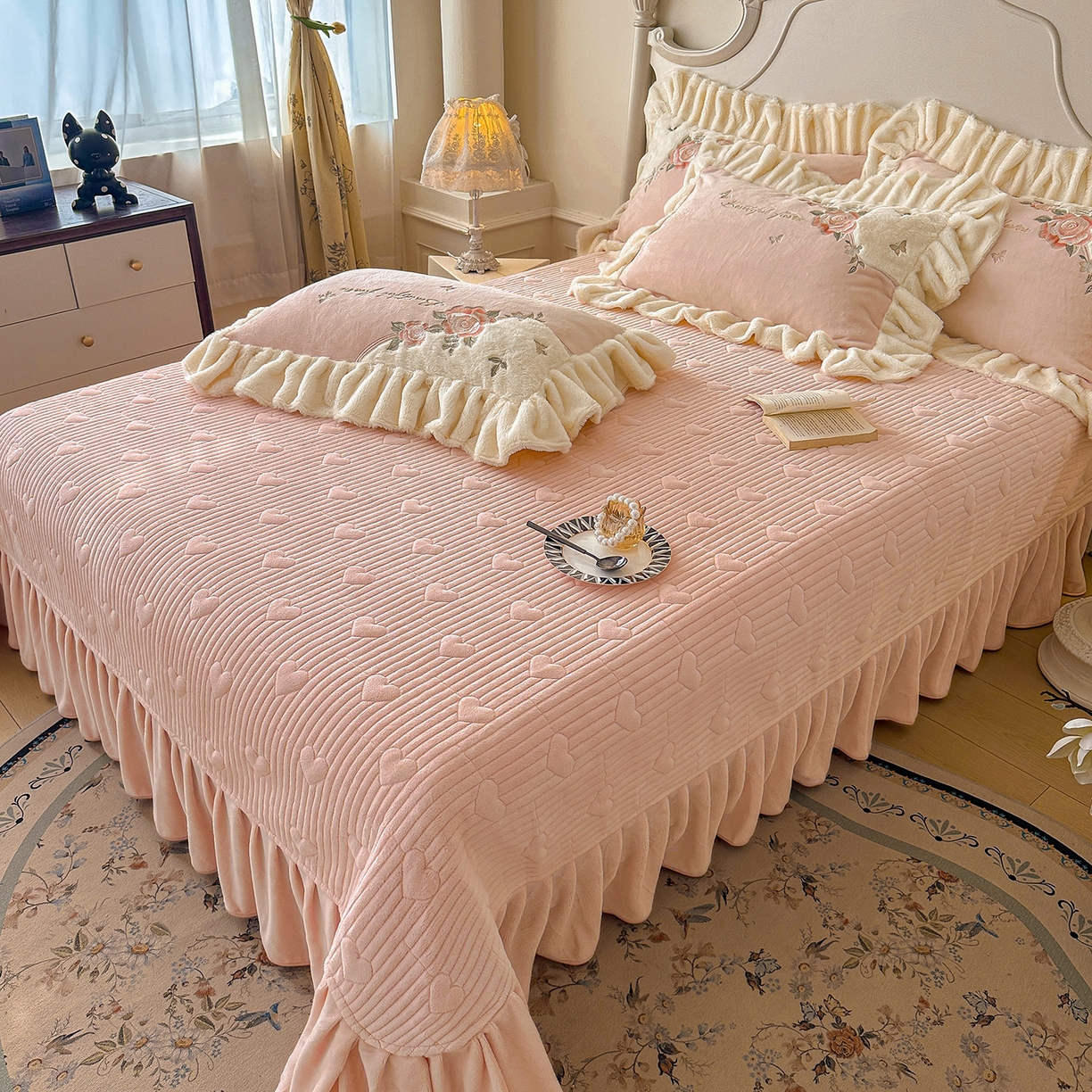 91家纺网 家纺一手货源 找家纺 宜凡家纺 2025新款牛奶绒贴布兔绒绣花床盖四件套--淡香伊人系列 淡香伊人-仙女粉