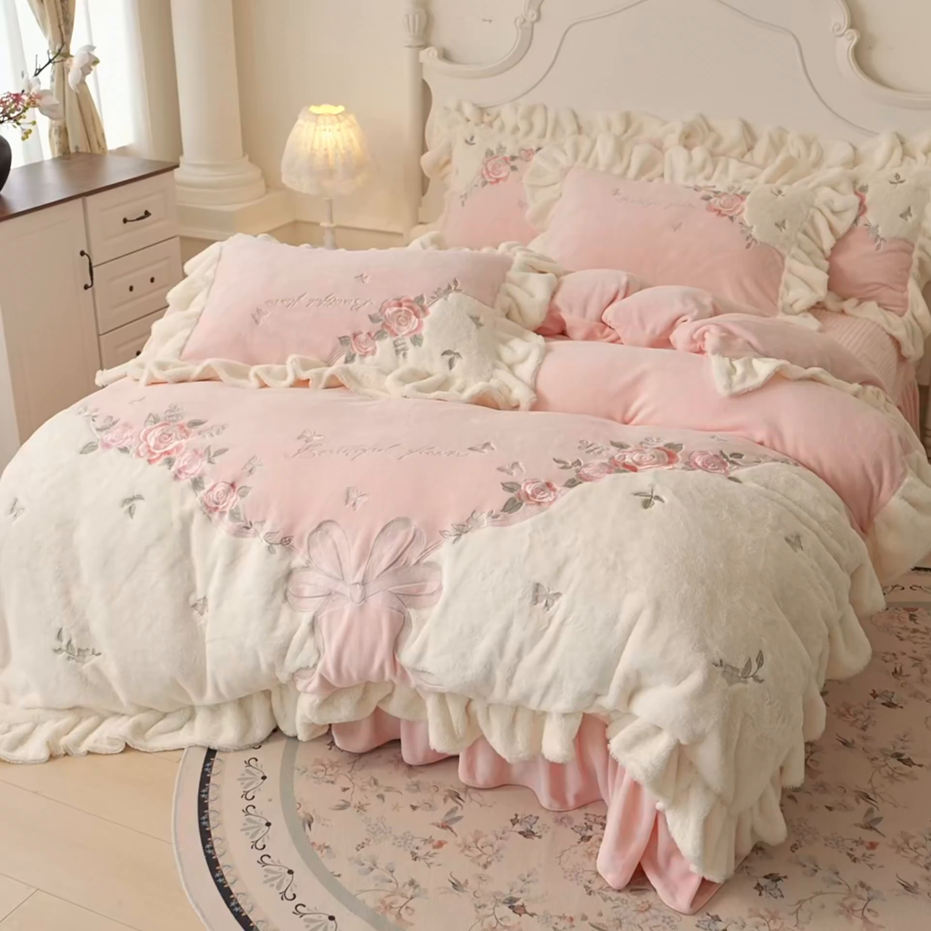 91家纺网 家纺一手货源 找家纺 （总）宜凡家纺 2025新款牛奶绒贴布兔绒绣花床盖四件套--淡香伊人系列