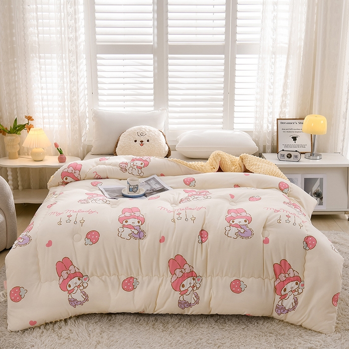 91家纺网 家纺一手货源 找家纺 艾兜坊 2025新款三丽鸥水洗棉3D豆豆被 被子被芯 草莓美乐蒂