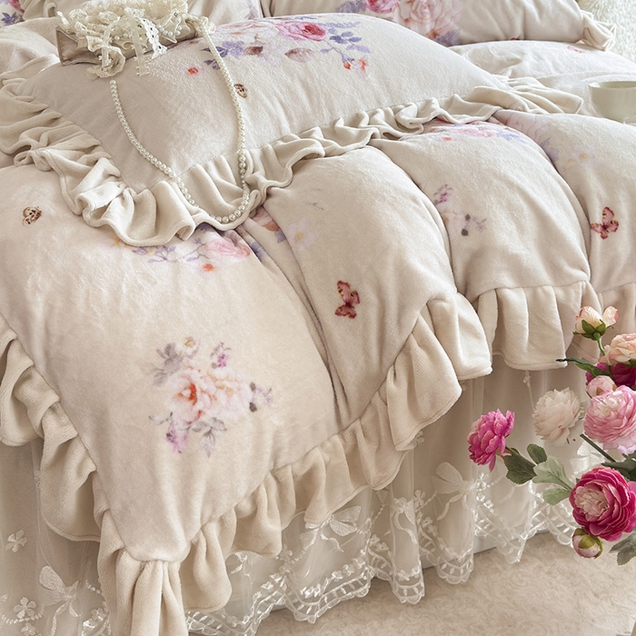 91家纺网 家纺一手货源 找家纺 宜凡家纺 2025新款牛奶绒5D数码印花夹棉床裙四件套 邂逅 米色