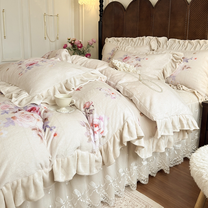 91家纺网 家纺一手货源 找家纺 宜凡家纺 2025新款牛奶绒5D数码印花夹棉床裙四件套 邂逅 米色