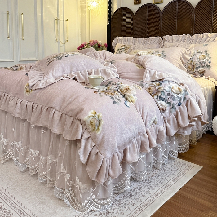 91家纺网 家纺一手货源 找家纺 宜凡家纺 2025新款牛奶绒5D数码印花夹棉床裙四件套 浮香如梦 浅卡其