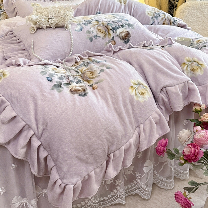 91家纺网 家纺一手货源 找家纺 宜凡家纺 2025新款牛奶绒5D数码印花夹棉床裙四件套 浮香如梦 淡紫