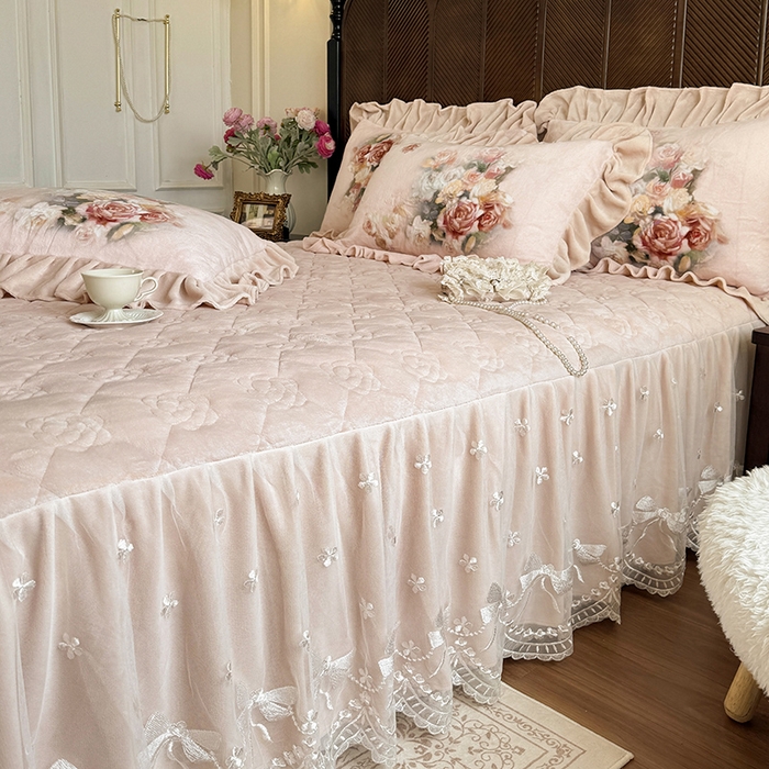 91家纺网 家纺一手货源 找家纺 宜凡家纺 2025新款牛奶绒5D数码印花夹棉床裙四件套 花开浪漫 粉玉