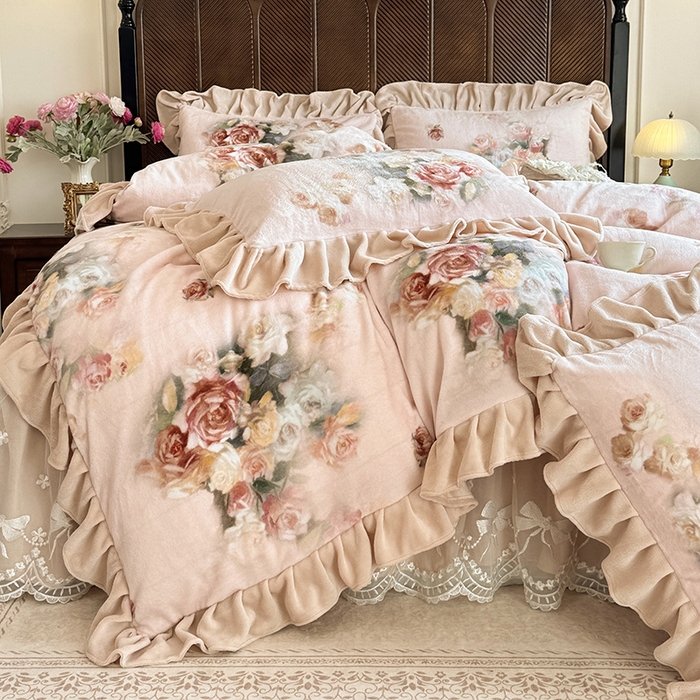 91家纺网 家纺一手货源 找家纺 宜凡家纺 2025新款牛奶绒5D数码印花夹棉床裙四件套 花开浪漫 粉玉