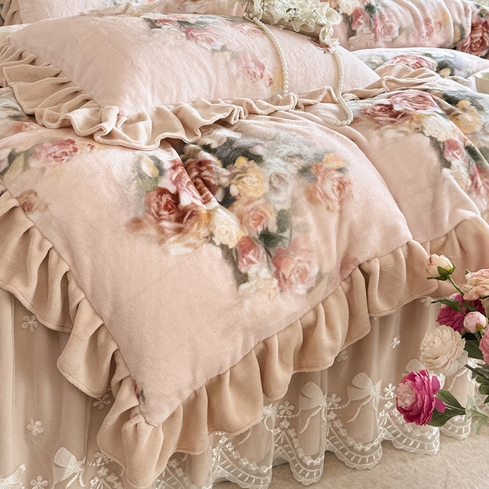 91家纺网 家纺一手货源 找家纺 宜凡家纺 2025新款牛奶绒5D数码印花夹棉床裙四件套 花开浪漫 粉玉