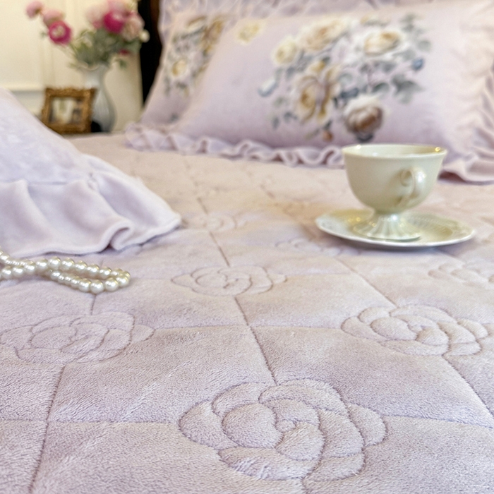 91家纺网 家纺一手货源 找家纺 宜凡家纺 2025新款牛奶绒5D数码印花夹棉床裙四件套 浮香如梦 淡紫