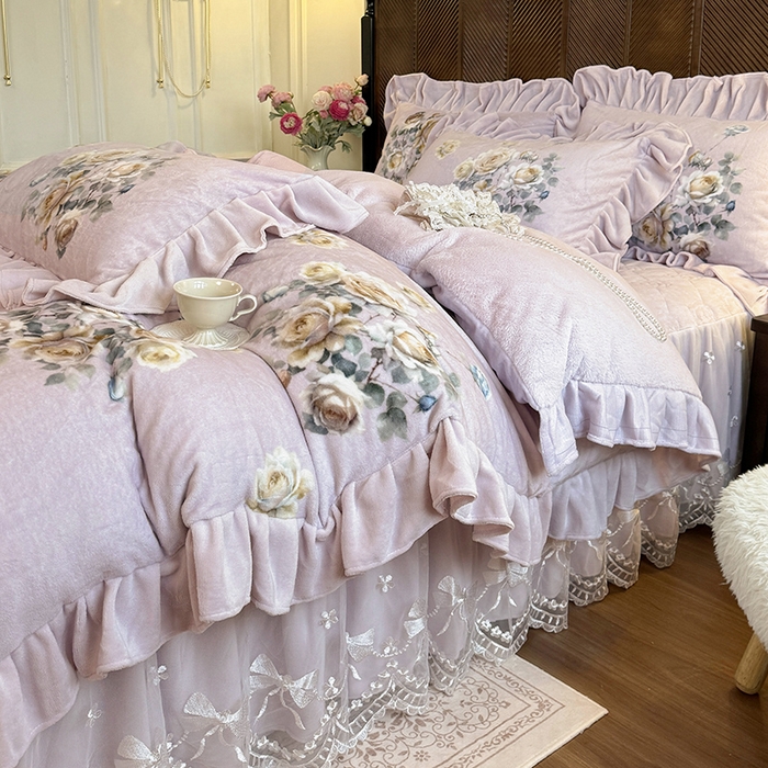 91家纺网 家纺一手货源 找家纺 宜凡家纺 2025新款牛奶绒5D数码印花夹棉床裙四件套 浮香如梦 淡紫