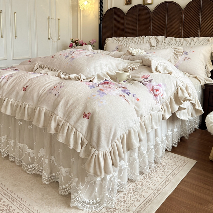 91家纺网 家纺一手货源 找家纺 宜凡家纺 2025新款牛奶绒5D数码印花夹棉床裙四件套 邂逅 米色