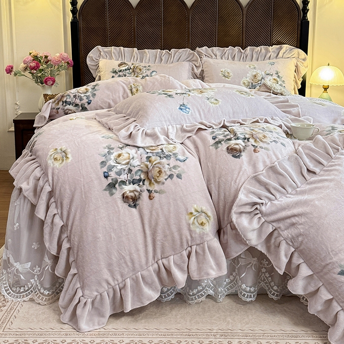 91家纺网 家纺一手货源 找家纺 宜凡家纺 2025新款牛奶绒5D数码印花夹棉床裙四件套 浮香如梦 浅卡其