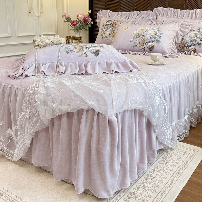 91家纺网 家纺一手货源 找家纺 宜凡家纺 2025新款牛奶绒5D数码印花夹棉床裙四件套 浮香如梦 淡紫