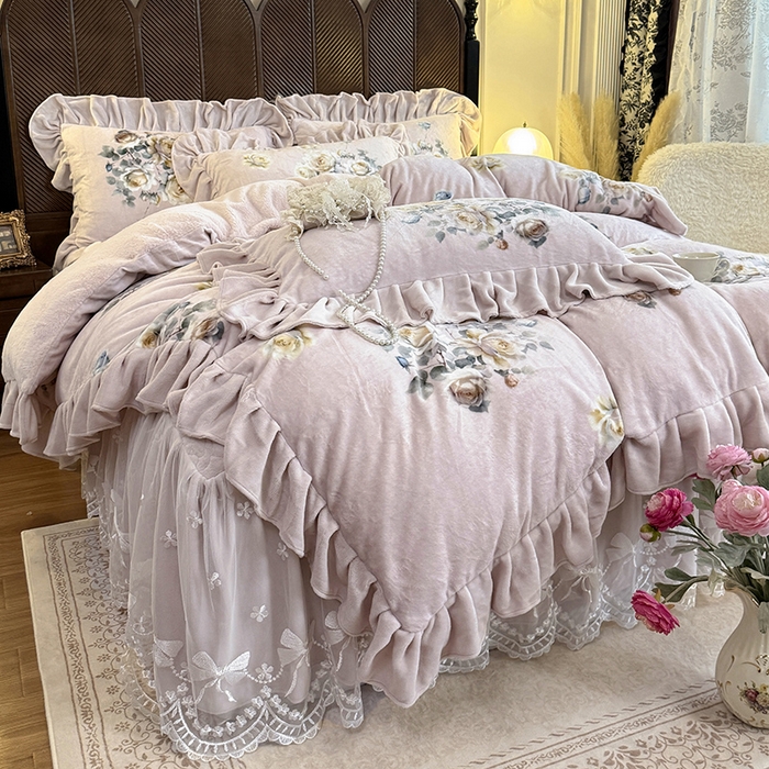 91家纺网 家纺一手货源 找家纺 宜凡家纺 2025新款牛奶绒5D数码印花夹棉床裙四件套 浮香如梦 浅卡其