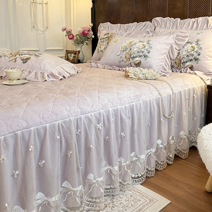 91家纺网 家纺一手货源 找家纺 宜凡家纺 2025新款牛奶绒5D数码印花夹棉床裙四件套 浮香如梦 浅卡其