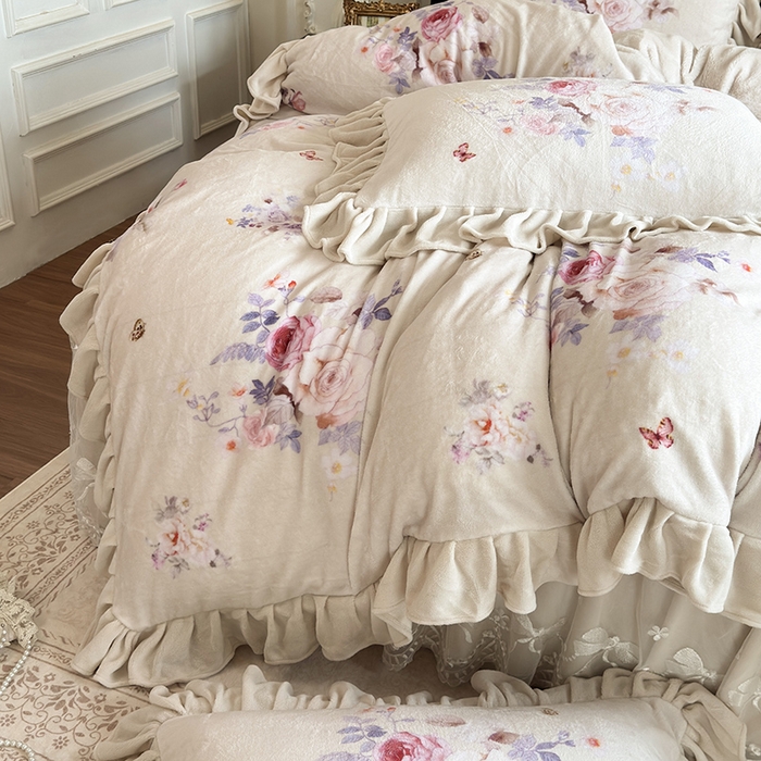 91家纺网 家纺一手货源 找家纺 宜凡家纺 2025新款牛奶绒5D数码印花夹棉床裙四件套 邂逅 米色