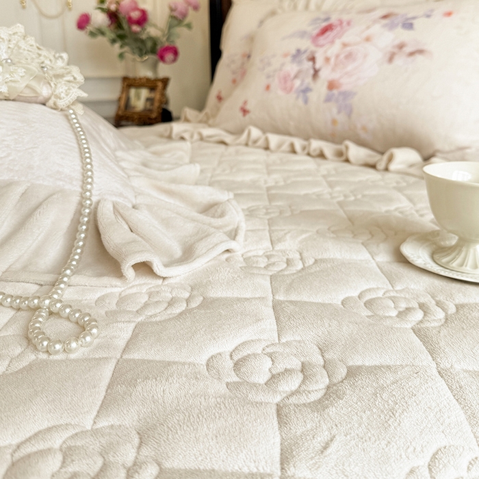 91家纺网 家纺一手货源 找家纺 宜凡家纺 2025新款牛奶绒5D数码印花夹棉床裙四件套 邂逅 米色