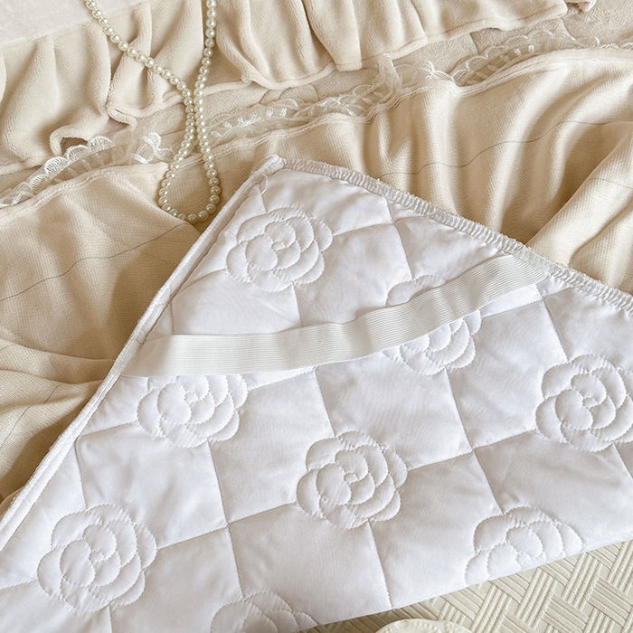 91家纺网 家纺一手货源 找家纺 宜凡家纺 2025新款牛奶绒5D数码印花夹棉床裙四件套 邂逅 米色