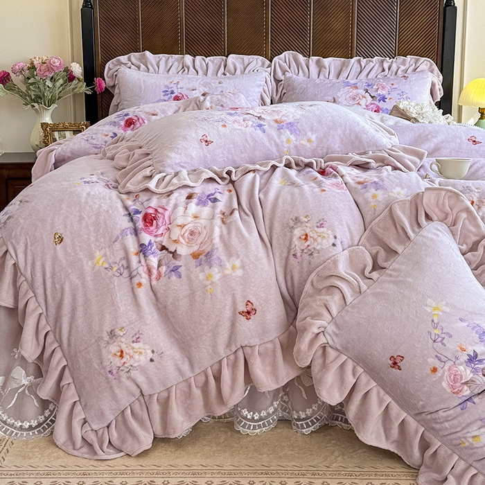 91家纺网 家纺一手货源 找家纺 宜凡家纺 2025新款牛奶绒5D数码印花夹棉床裙四件套 邂逅 紫