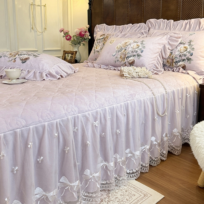 91家纺网 家纺一手货源 找家纺 宜凡家纺 2025新款牛奶绒5D数码印花夹棉床裙四件套 浮香如梦 淡紫