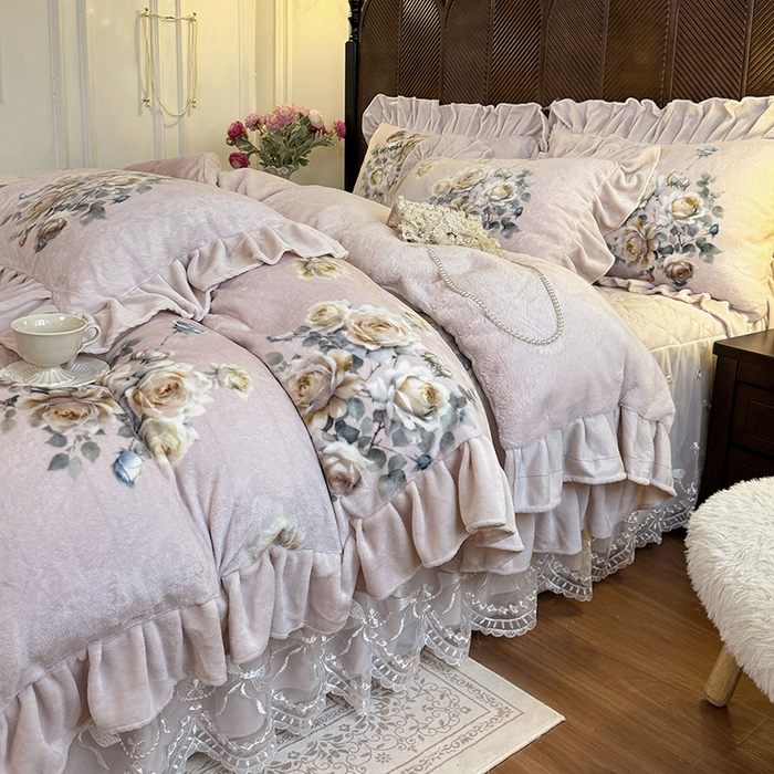 91家纺网 家纺一手货源 找家纺 宜凡家纺 2025新款牛奶绒5D数码印花夹棉床裙四件套 浮香如梦 浅卡其