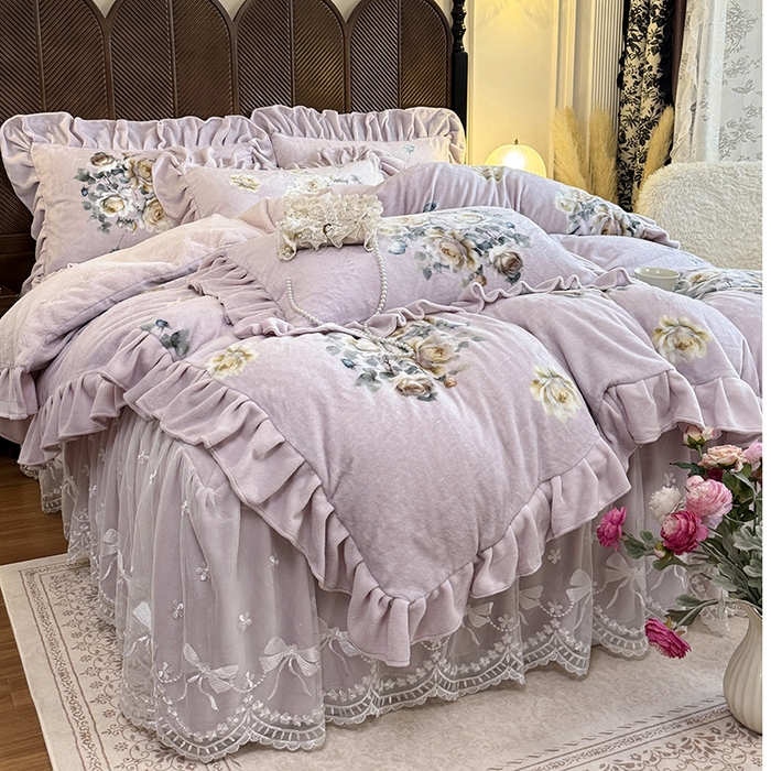 91家纺网 家纺一手货源 找家纺 宜凡家纺 2025新款牛奶绒5D数码印花夹棉床裙四件套 浮香如梦 淡紫