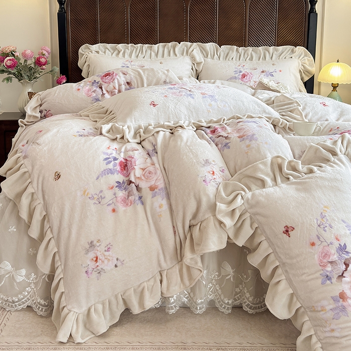 91家纺网 家纺一手货源 找家纺 宜凡家纺 2025新款牛奶绒5D数码印花夹棉床裙四件套 邂逅 米色