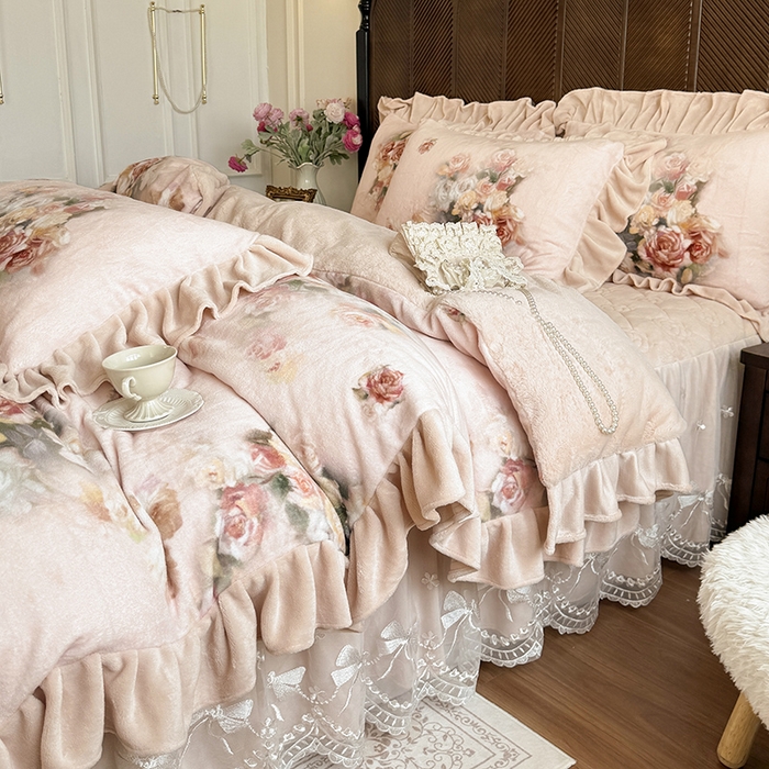 91家纺网 家纺一手货源 找家纺 宜凡家纺 2025新款牛奶绒5D数码印花夹棉床裙四件套 花开浪漫 粉玉