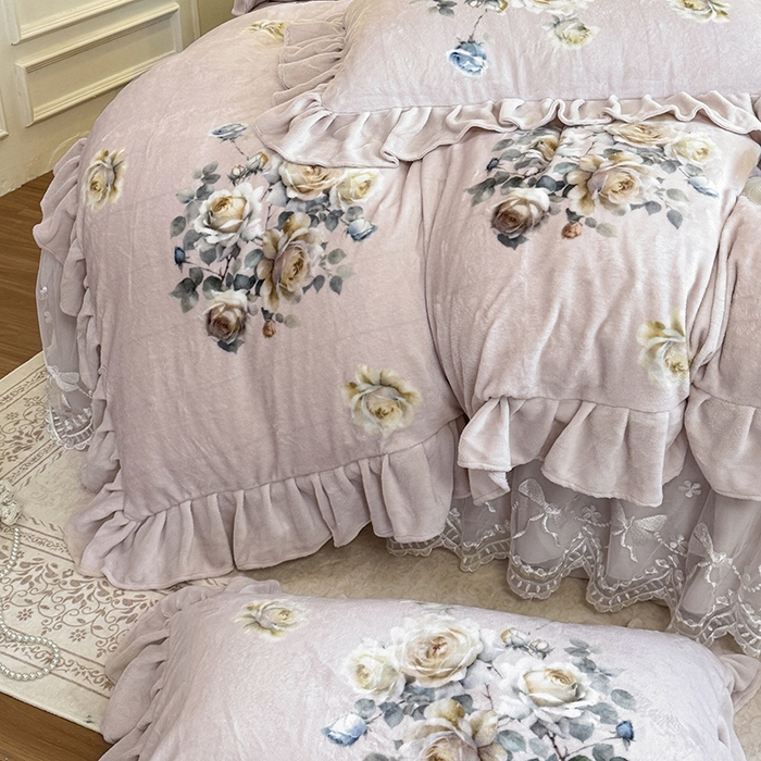 91家纺网 家纺一手货源 找家纺 宜凡家纺 2025新款牛奶绒5D数码印花夹棉床裙四件套 浮香如梦 浅卡其