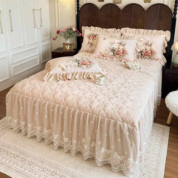 91家纺网 家纺一手货源 找家纺 宜凡家纺 2025新款牛奶绒5D数码印花夹棉床裙四件套 花开浪漫 粉玉