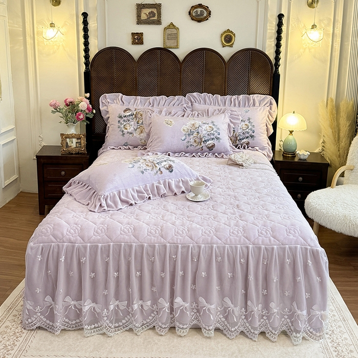 91家纺网 家纺一手货源 找家纺 宜凡家纺 2025新款牛奶绒5D数码印花夹棉床裙四件套 浮香如梦 淡紫