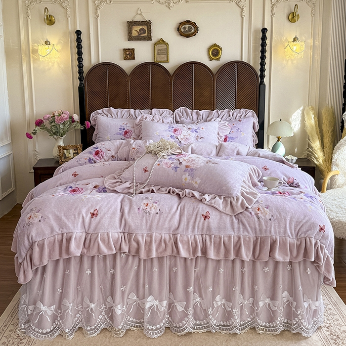 91家纺网 家纺一手货源 找家纺 宜凡家纺 2025新款牛奶绒5D数码印花夹棉床裙四件套 邂逅 紫