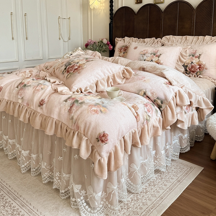 91家纺网 家纺一手货源 找家纺 宜凡家纺 2025新款牛奶绒5D数码印花夹棉床裙四件套 花开浪漫 粉玉