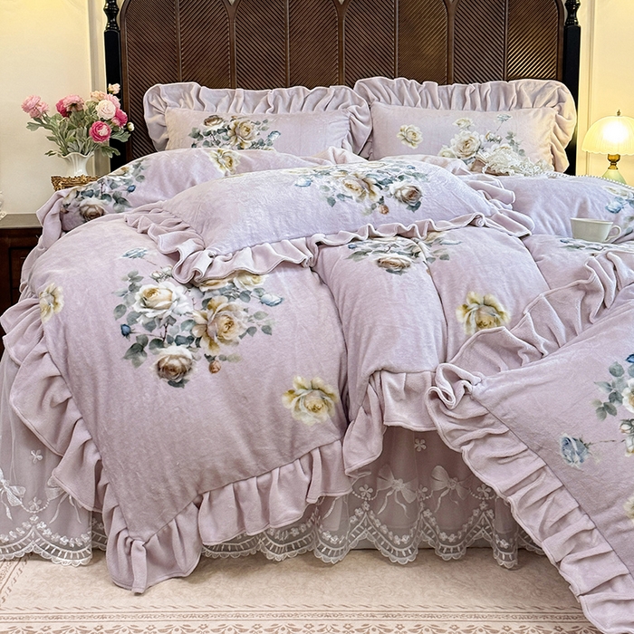 91家纺网 家纺一手货源 找家纺 宜凡家纺 2025新款牛奶绒5D数码印花夹棉床裙四件套 浮香如梦 淡紫