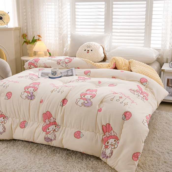 91家纺网 家纺一手货源 找家纺 艾兜坊 2025新款三丽鸥水洗棉3D豆豆被 被子被芯 草莓美乐蒂