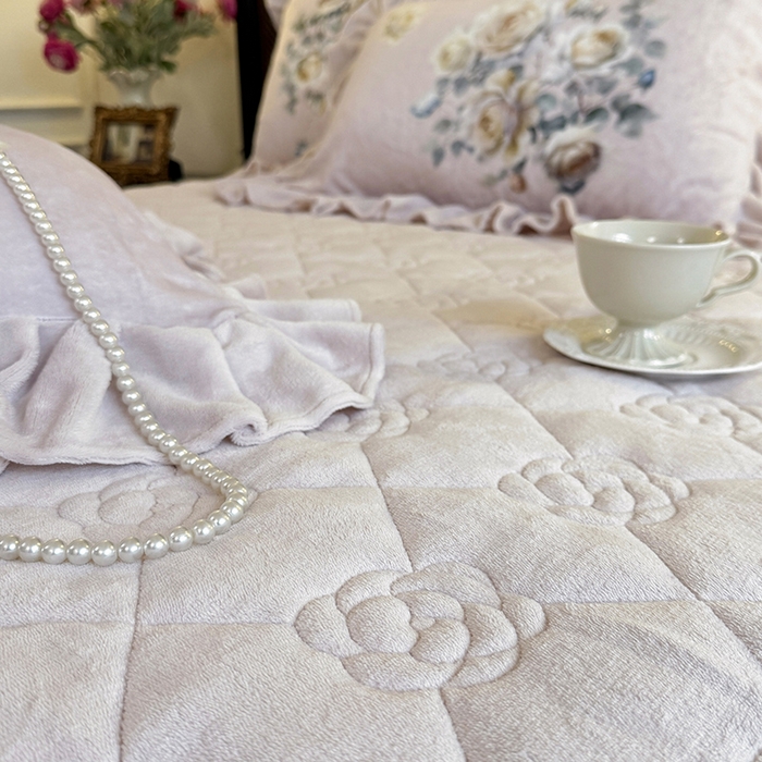 91家纺网 家纺一手货源 找家纺 宜凡家纺 2025新款牛奶绒5D数码印花夹棉床裙四件套 浮香如梦 浅卡其