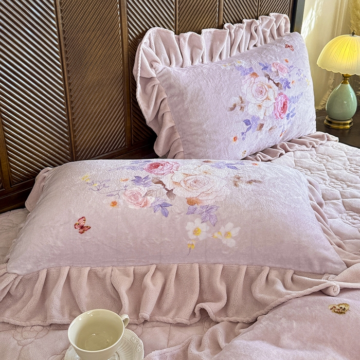 91家纺网 家纺一手货源 找家纺 宜凡家纺 2025新款牛奶绒5D数码印花夹棉床裙四件套 邂逅 紫