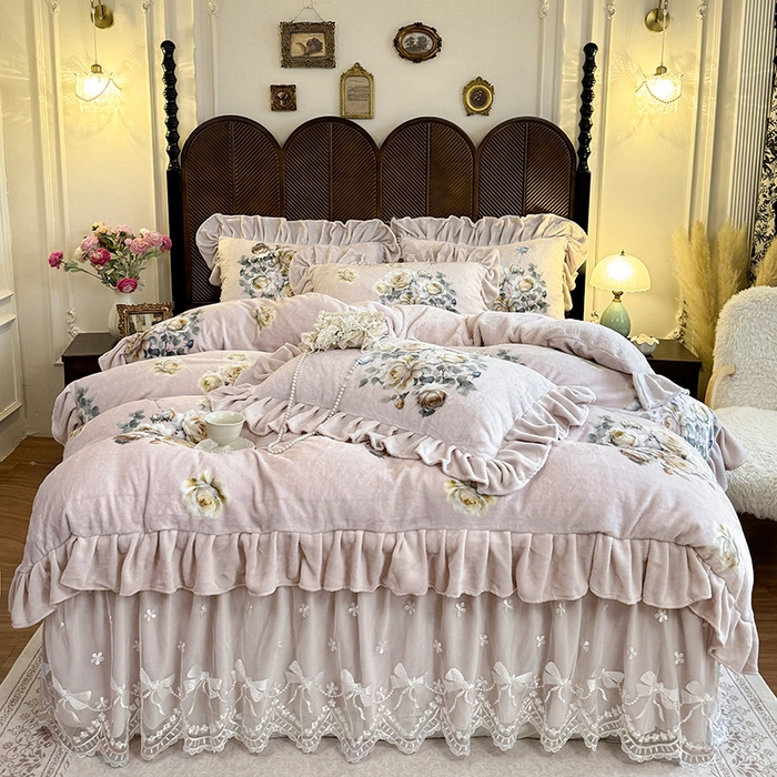 91家纺网 家纺一手货源 找家纺 宜凡家纺 2025新款牛奶绒5D数码印花夹棉床裙四件套 浮香如梦 浅卡其