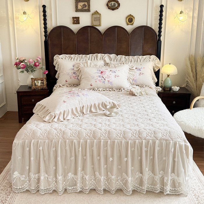 91家纺网 家纺一手货源 找家纺 宜凡家纺 2025新款牛奶绒5D数码印花夹棉床裙四件套 邂逅 米色