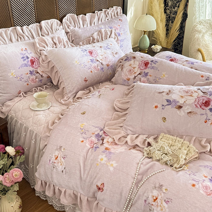 91家纺网 家纺一手货源 找家纺 宜凡家纺 2025新款牛奶绒5D数码印花夹棉床裙四件套 邂逅 紫