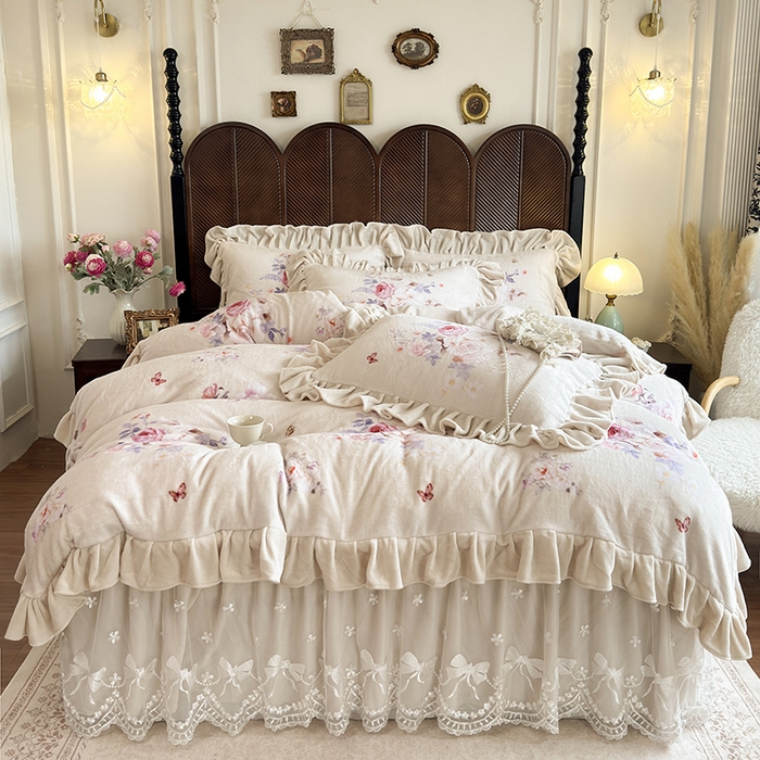 91家纺网 家纺一手货源 找家纺 宜凡家纺 2025新款牛奶绒5D数码印花夹棉床裙四件套 邂逅 米色