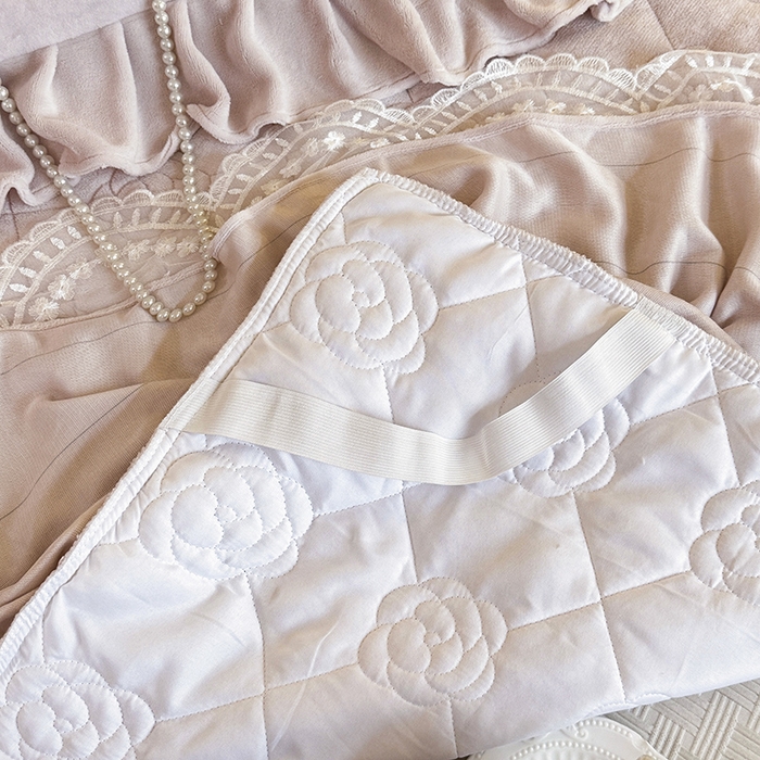 91家纺网 家纺一手货源 找家纺 宜凡家纺 2025新款牛奶绒5D数码印花夹棉床裙四件套 浮香如梦 浅卡其