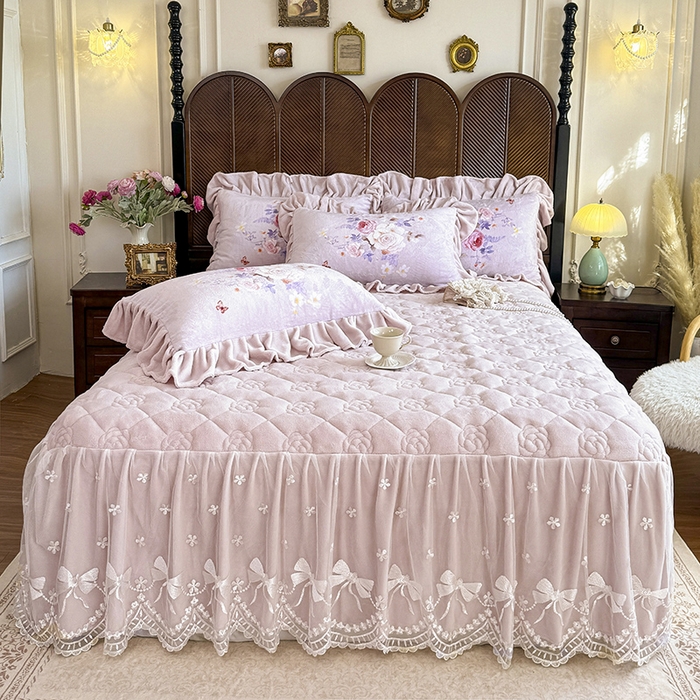 91家纺网 家纺一手货源 找家纺 宜凡家纺 2025新款牛奶绒5D数码印花夹棉床裙四件套 邂逅 紫