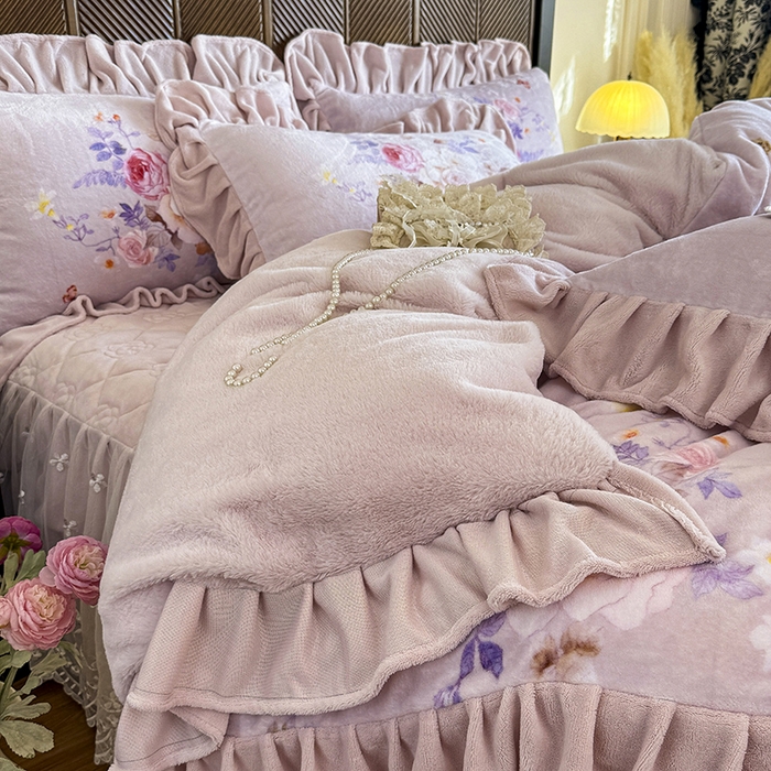 91家纺网 家纺一手货源 找家纺 宜凡家纺 2025新款牛奶绒5D数码印花夹棉床裙四件套 邂逅 紫