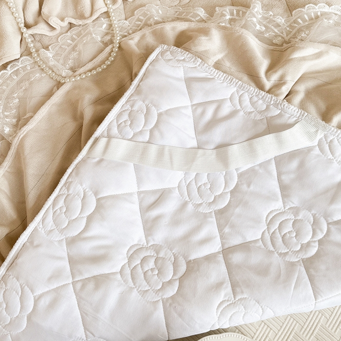 91家纺网 家纺一手货源 找家纺 宜凡家纺 2025新款牛奶绒5D数码印花夹棉床裙四件套 花开浪漫 驼色