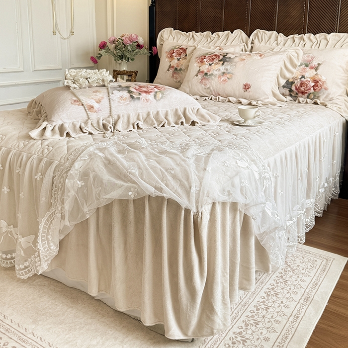 91家纺网 家纺一手货源 找家纺 宜凡家纺 2025新款牛奶绒5D数码印花夹棉床裙四件套 花开浪漫 驼色