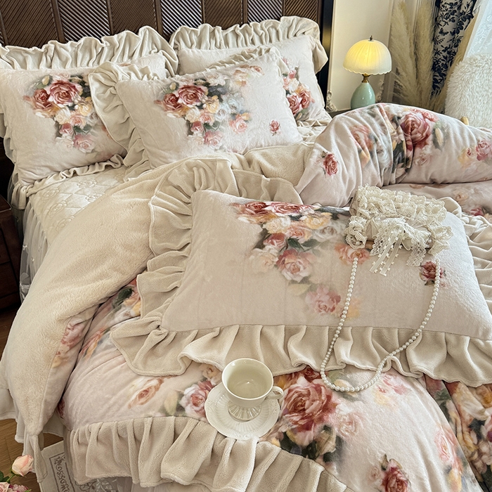 91家纺网 家纺一手货源 找家纺 宜凡家纺 2025新款牛奶绒5D数码印花夹棉床裙四件套 花开浪漫 驼色