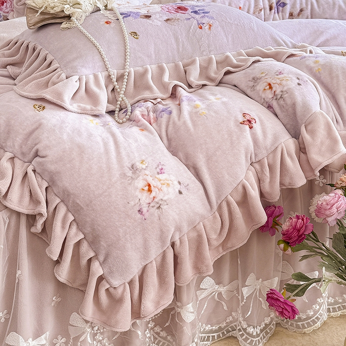 91家纺网 家纺一手货源 找家纺 宜凡家纺 2025新款牛奶绒5D数码印花夹棉床裙四件套 邂逅 紫