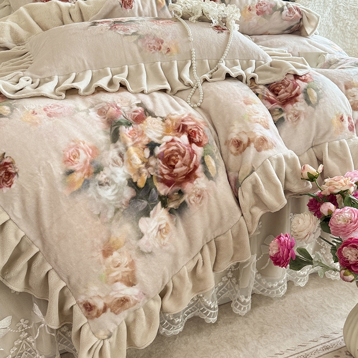 91家纺网 家纺一手货源 找家纺 宜凡家纺 2025新款牛奶绒5D数码印花夹棉床裙四件套 花开浪漫 驼色