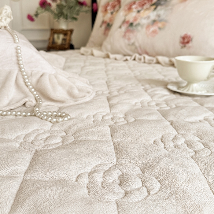 91家纺网 家纺一手货源 找家纺 宜凡家纺 2025新款牛奶绒5D数码印花夹棉床裙四件套 花开浪漫 驼色