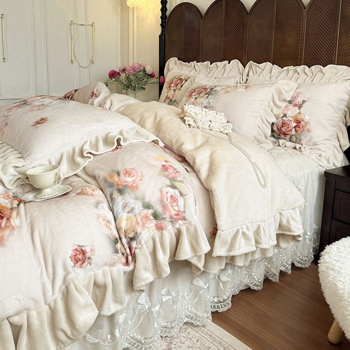 91家纺网 家纺一手货源 找家纺 宜凡家纺 2025新款牛奶绒5D数码印花夹棉床裙四件套 花开浪漫 驼色