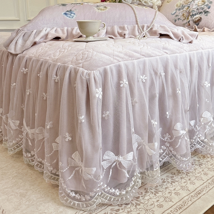 91家纺网 家纺一手货源 找家纺 宜凡家纺 2025新款牛奶绒5D数码印花夹棉床裙四件套 浮香如梦 浅卡其